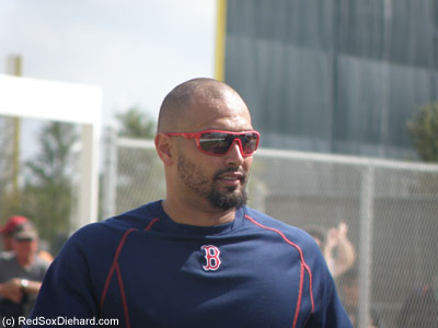 Shane Victorino has been batting from both sides of the plate all week, even running the bases between rounds of B.P., and he's not showing any signs of the injuries that plagued him last year.